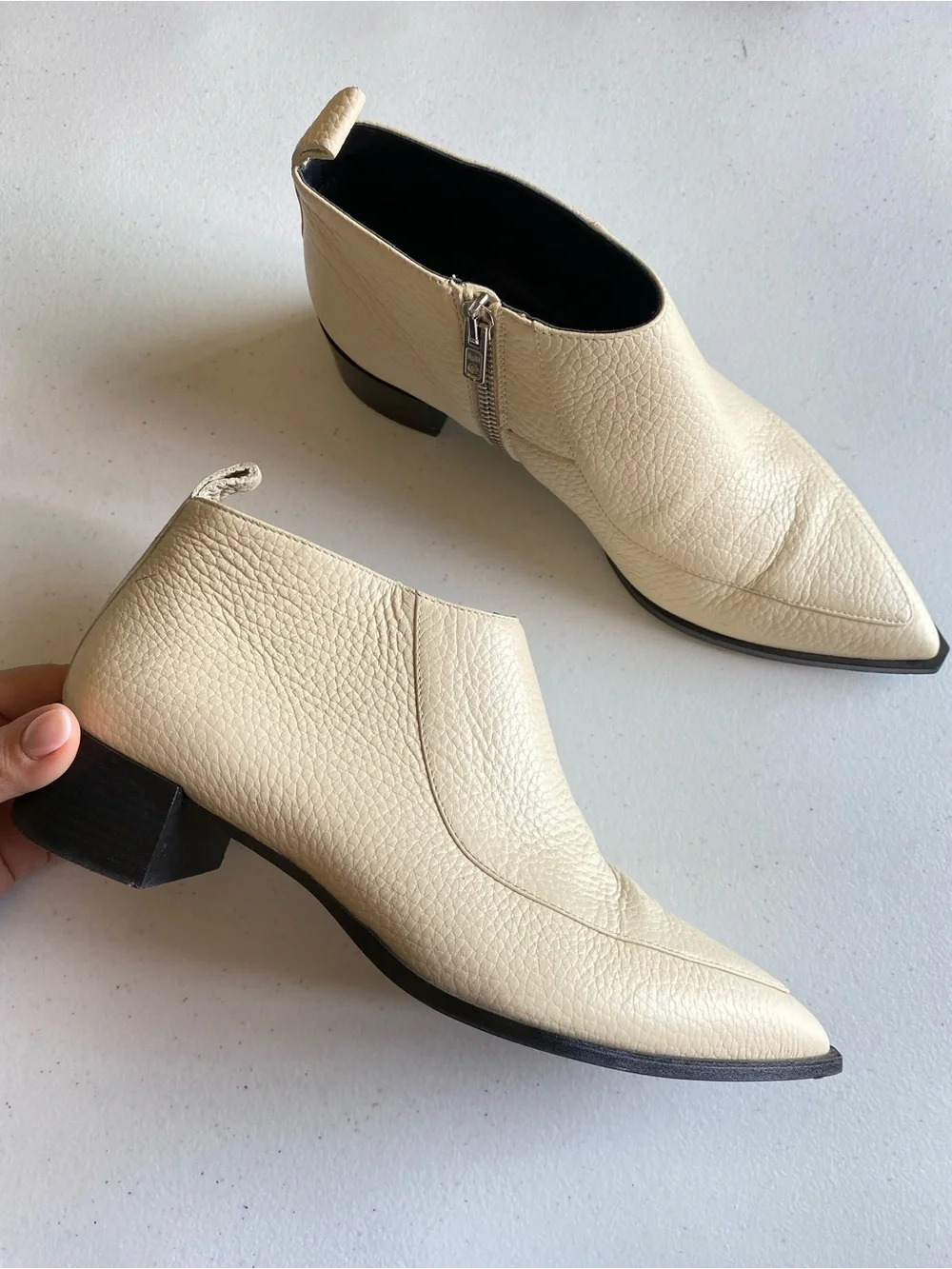Everlane Size 7 Cream Pebble Genuine Leather Pointed Toe Side-zip Ankle Bootie